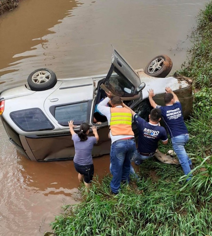 Lins: carro cai em córrego após ser atingido por outro