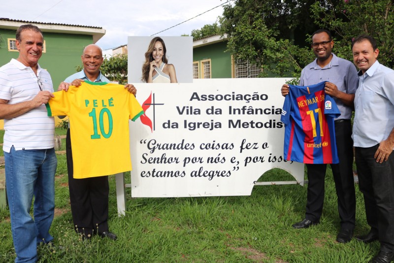 Vila da Infância recebe doação de camisas de Neymar e Pelé