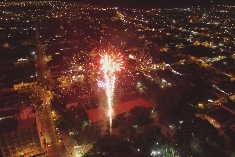 Festa de Réveillon reúne milhares de pessoas na Praça Carlos Sampaio