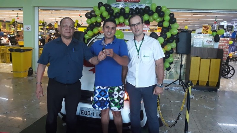 Promotor de vendas ganha carro da promoção Kawakami