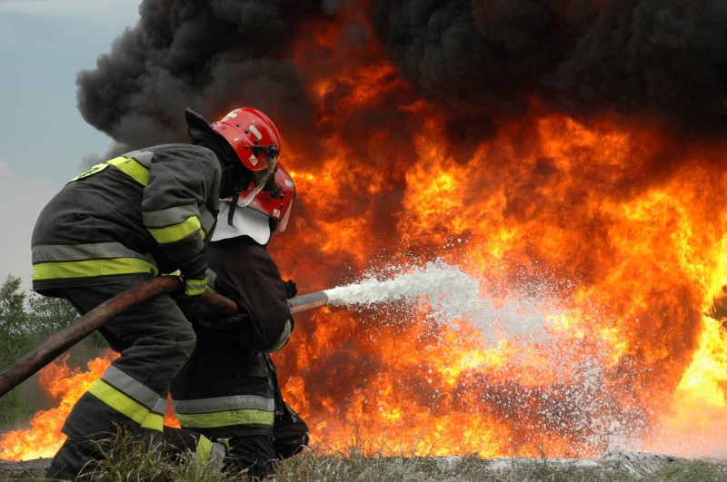 Explosão em tanque de lancha deixa 2 feridos à beira do Tietê