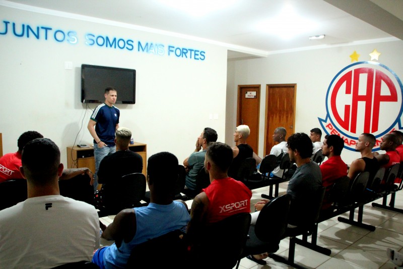 CAP: elenco participa de palestra com o árbitro Rodrigo Guarizo