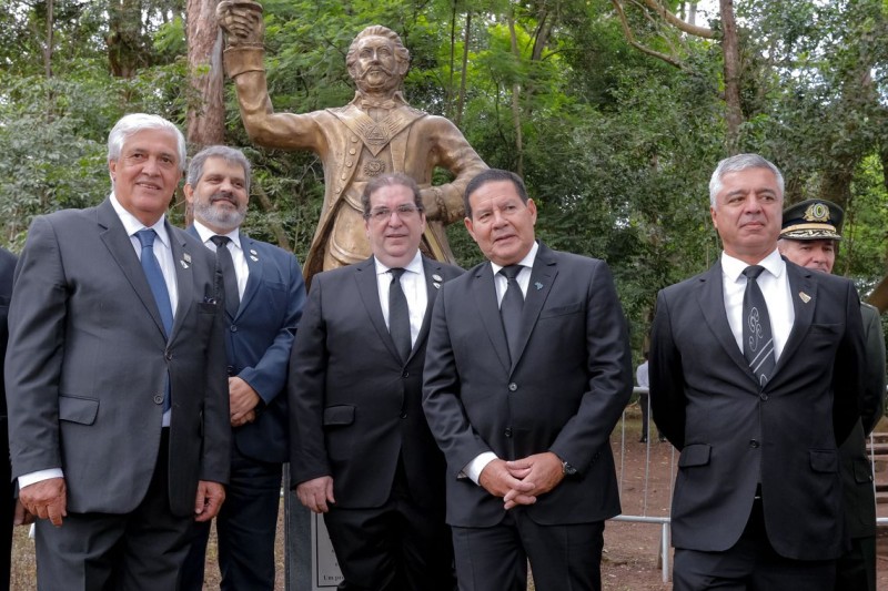 Mourão inaugura estátua de D. Pedro I em São Paulo