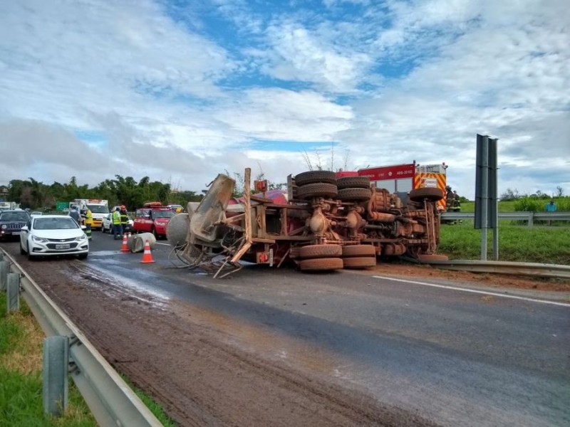 Motorista que tombou caminhão diz que foi atingido por carro