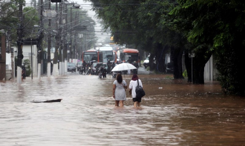 São Paulo registra 62 pontos de alagamentos; chuva causa transtornos