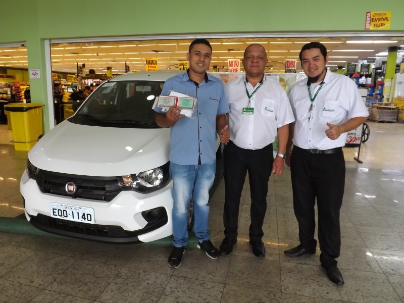 Supermercado Kawakami entrega veículo sorteado em promoção