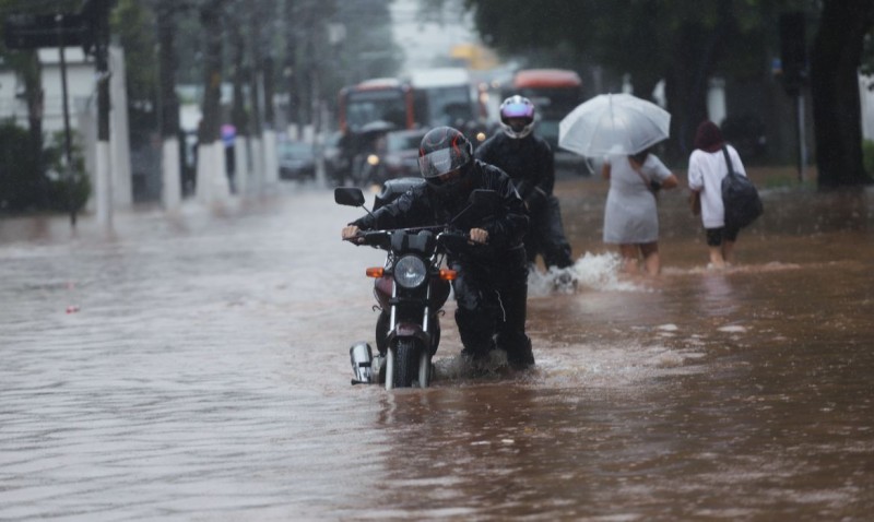 Chuvas deixam mais de 500 desalojados e 142 desabrigados em São Paulo