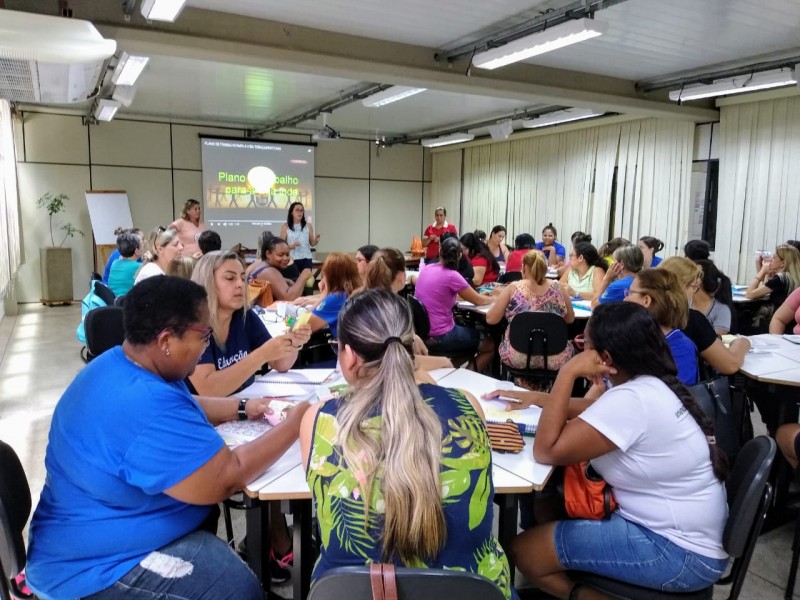 Educadoras se reúnem para elaboração do plano de trabalho