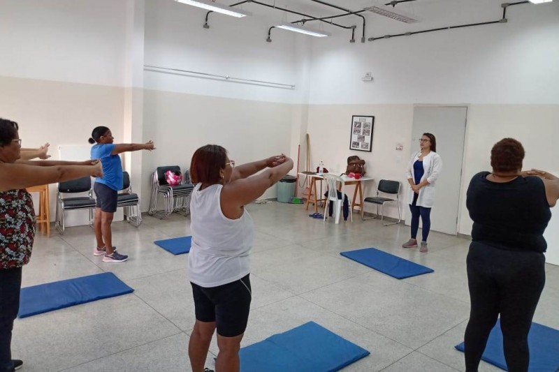 CEU das Artes oferece aulas de alongamento para a comunidade