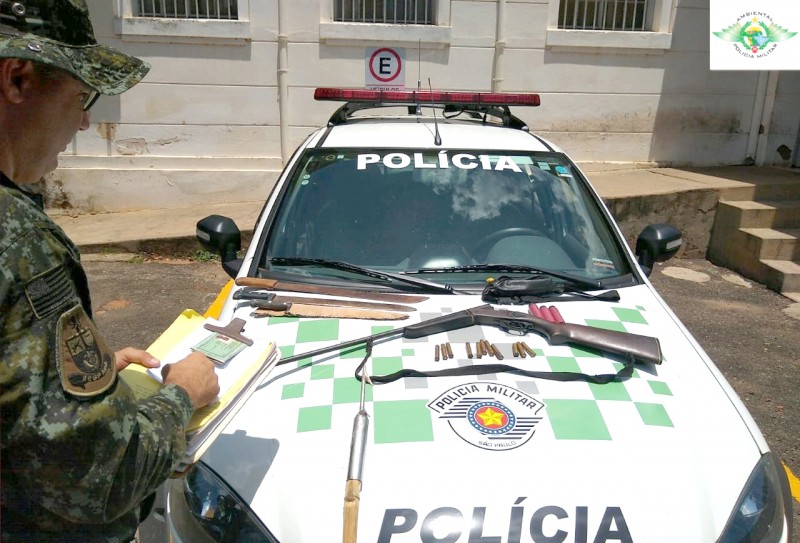 Polícia Ambiental prende aposentado com espingarda em fazenda