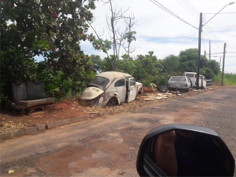 Câmara cobra fiscalização contra sucata de veículos em locais públicos