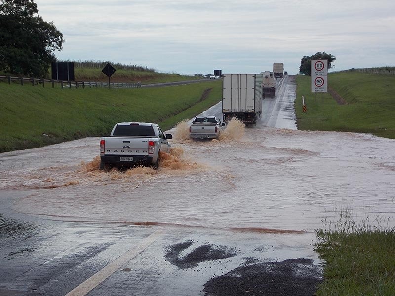 Após chuvas, trecho na rodovia Marechal Rondon é interditado