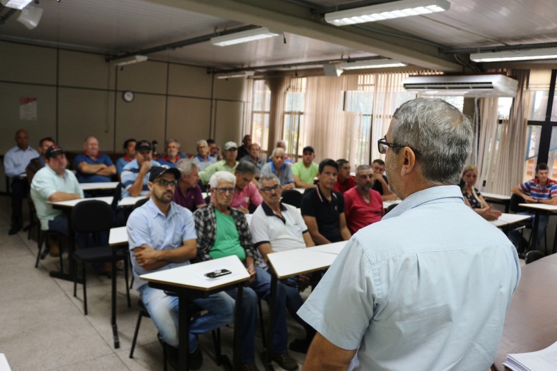 Motoristas e monitores do transporte escolar passam por formação