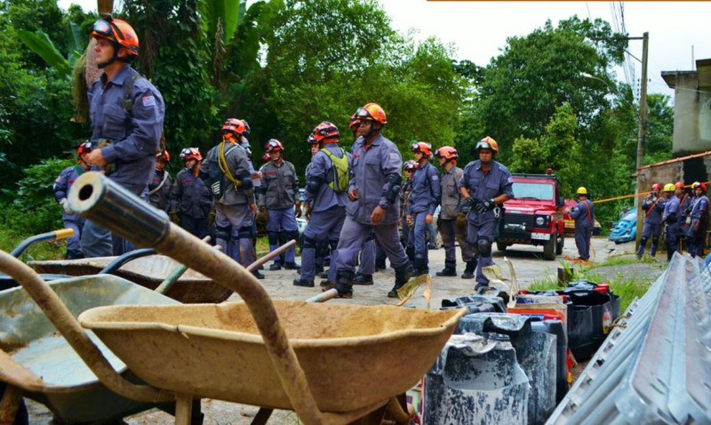 Baixada Santista tem 30 mortos e 49 desaparecidos depois da chuva