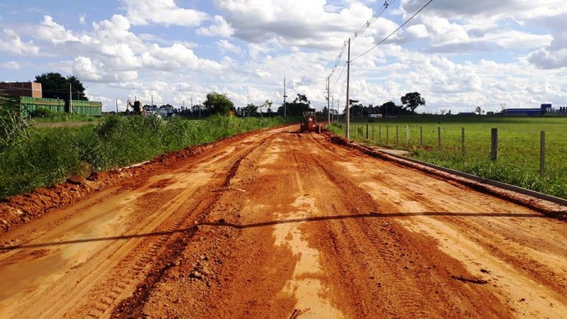 Prefeitura executa nivelamento do solo na Marginal da Bonolat