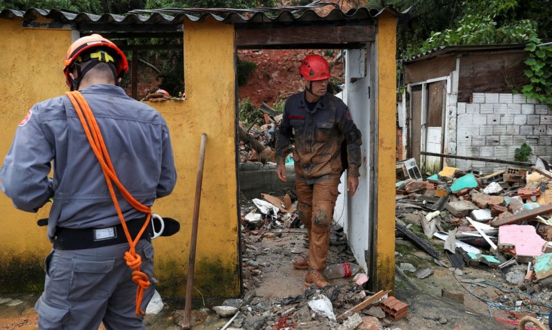 Bombeiros resgatam último corpo desaparecido na Baixada Santista