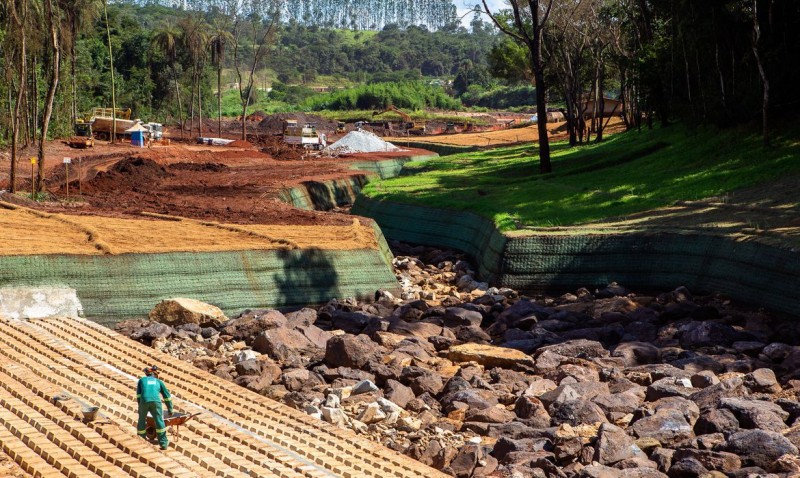 Bombeiros suspendem buscas por vítimas de barragem de Brumadinho