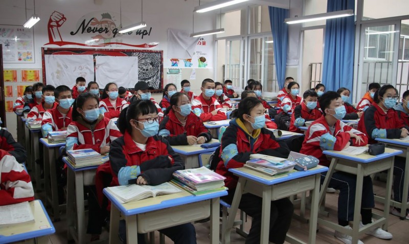 China luta para conter aumento de casos importados de coronavírus