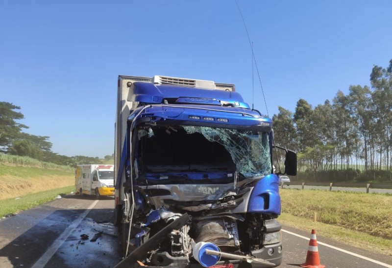 Colisão entre caminhões na Marechal Rondon deixa dois feridos