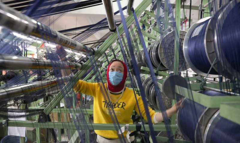 Fábricas da China reabrem, mas demitem devido a impactos da covid-19