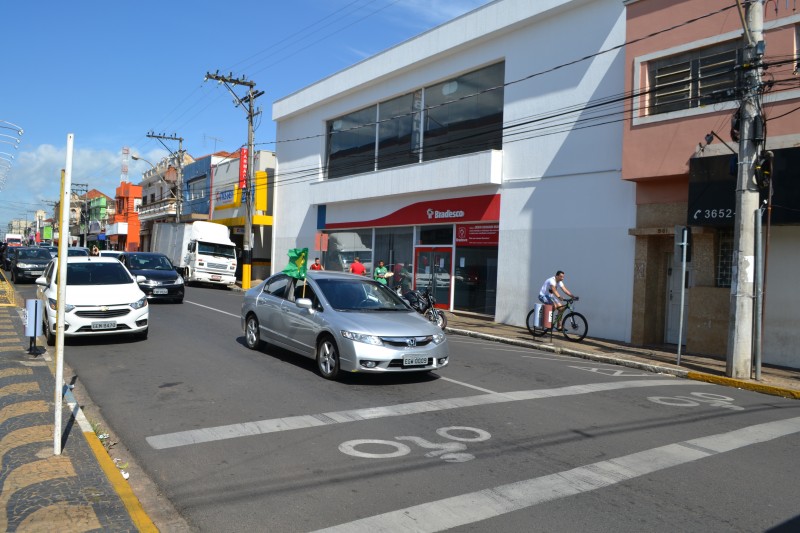 Grupo promove buzinaço e carreata pela reabertura do comércio