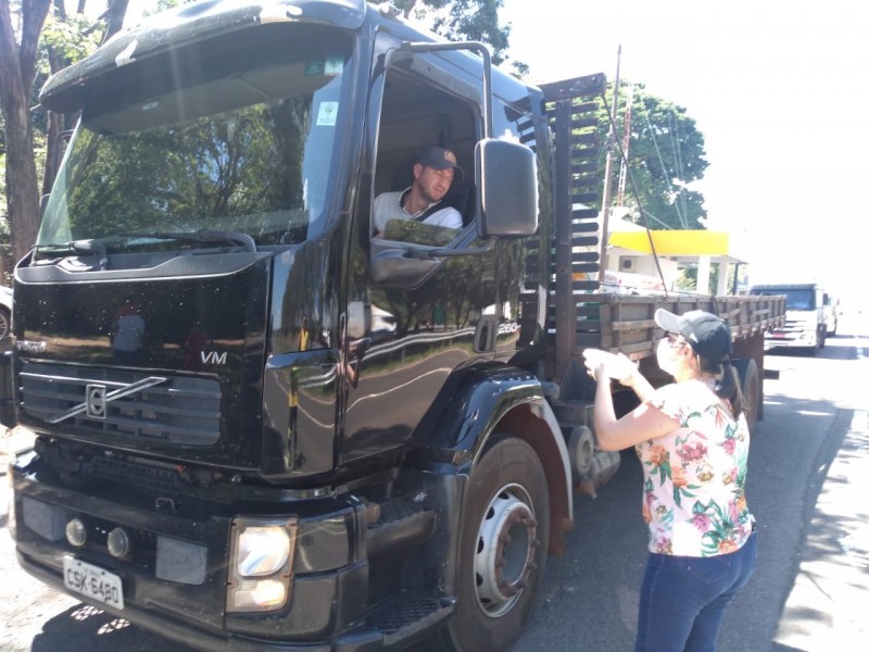 Ação distribui mais 400 marmitas e água a caminhoneiros em Penápolis