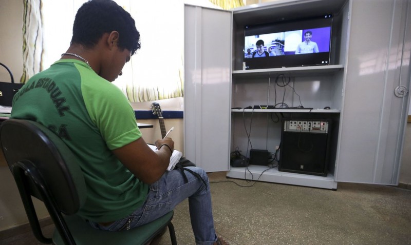 Estudantes da rede estadual de SP terão aulas por TV aberta e celular