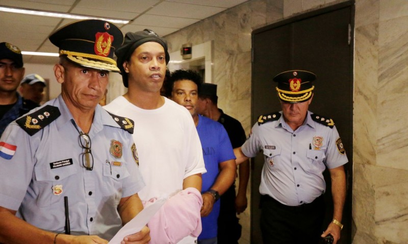 Ronaldinho Gaúcho e irmão vão ficar em prisão domiciliar no Paraguai