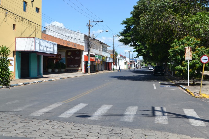 Salões, barbearia, garagens e comércio poderão atender com restrições