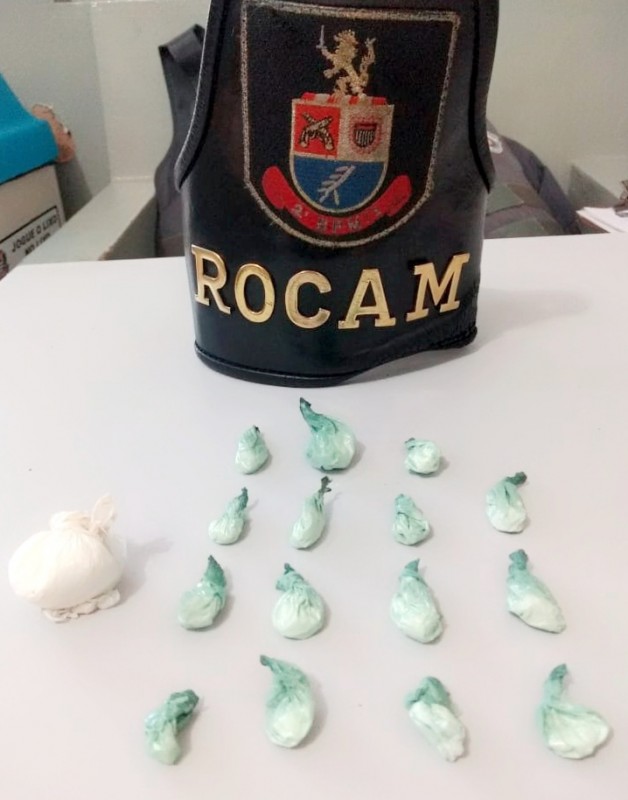 Jovem é presa pela PM com porções de cocaína