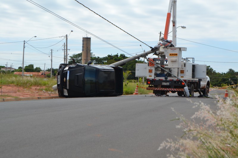 Mulher tomba caminhonete que conduzia e danifica poste de energia