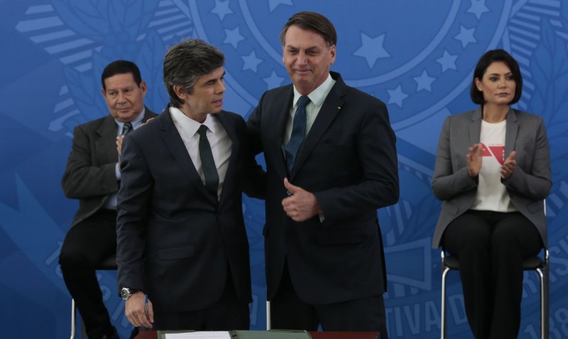 Bolsonaro dá posse ao novo ministro da Saúde