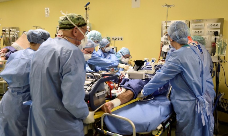 Governo britânico enfrenta críticas por falta de EPIs