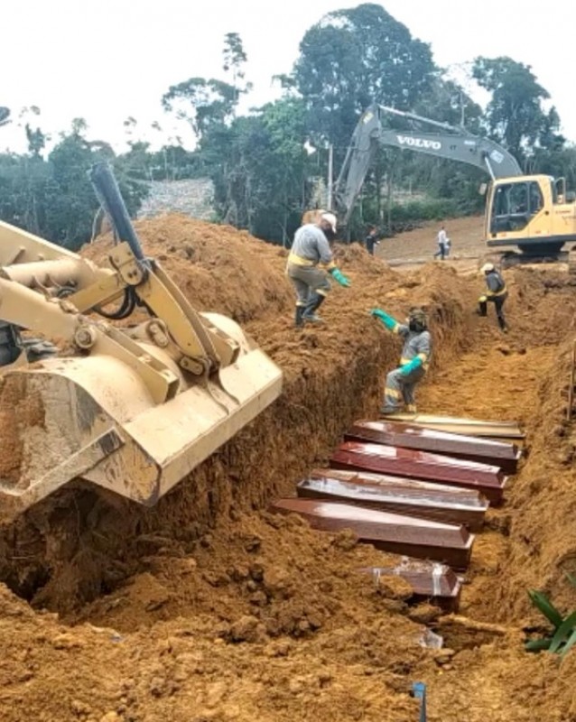 Prefeitura de Manaus faz valas comuns em cemitério para enterrar vítimas de coronavírus