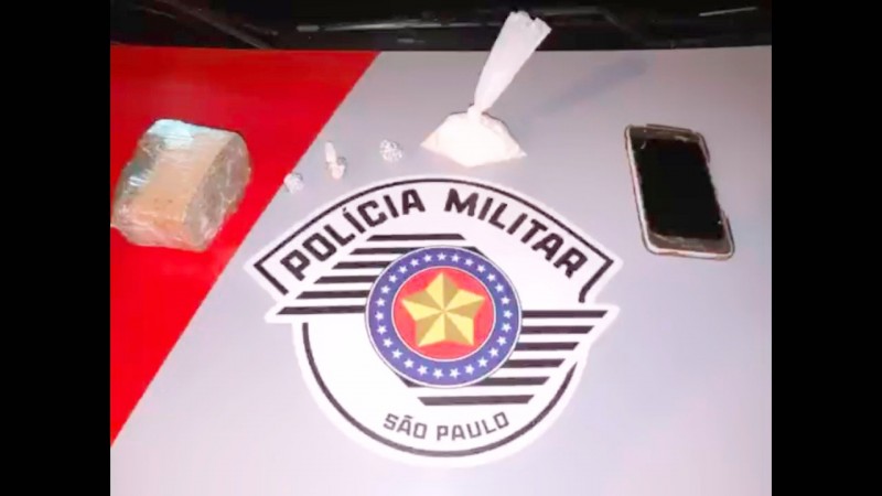 Dupla é presa pela PM com maconha e cocaína escondidas em veículo