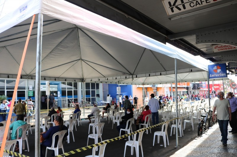 Tenda é instalada para acomodar clientes que esperam por atendimento na Caixa