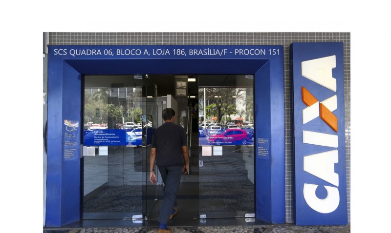 Caixa abre 680 agências neste sábado para saque do auxílio emergencial