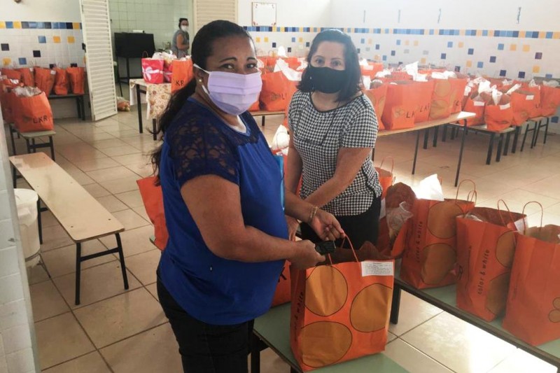 Prefeitura distribui kits de alimentos nas escolas municipais