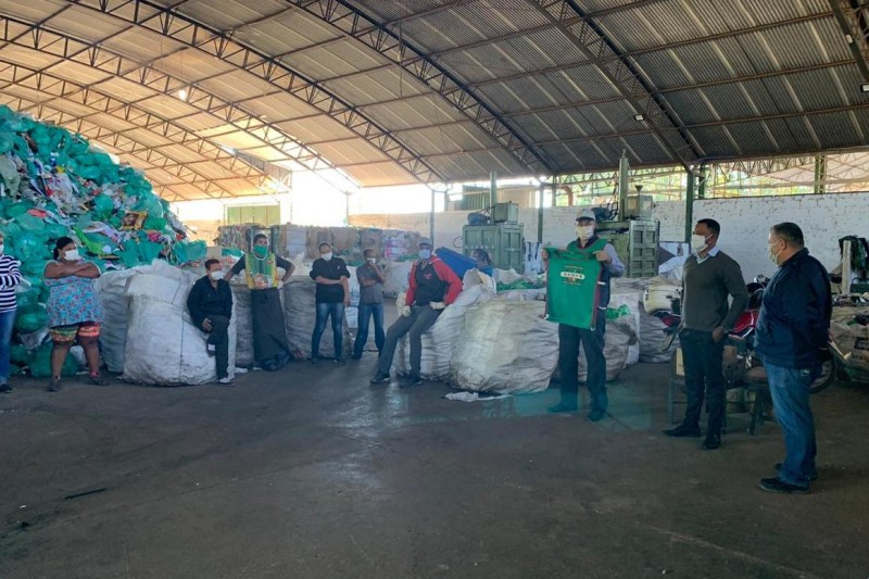 Daep entrega coletes de uniforme aos cooperados