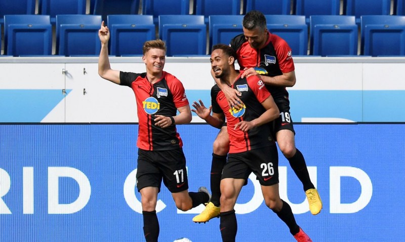 Torneio alemão reinicia com protocolo de segurança e gol de brasileiro