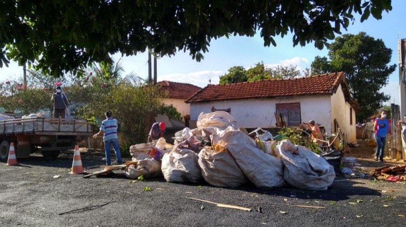 Prefeitura retira 20 toneladas de lixo e encontra mais de 40 escorpiões em imóvel