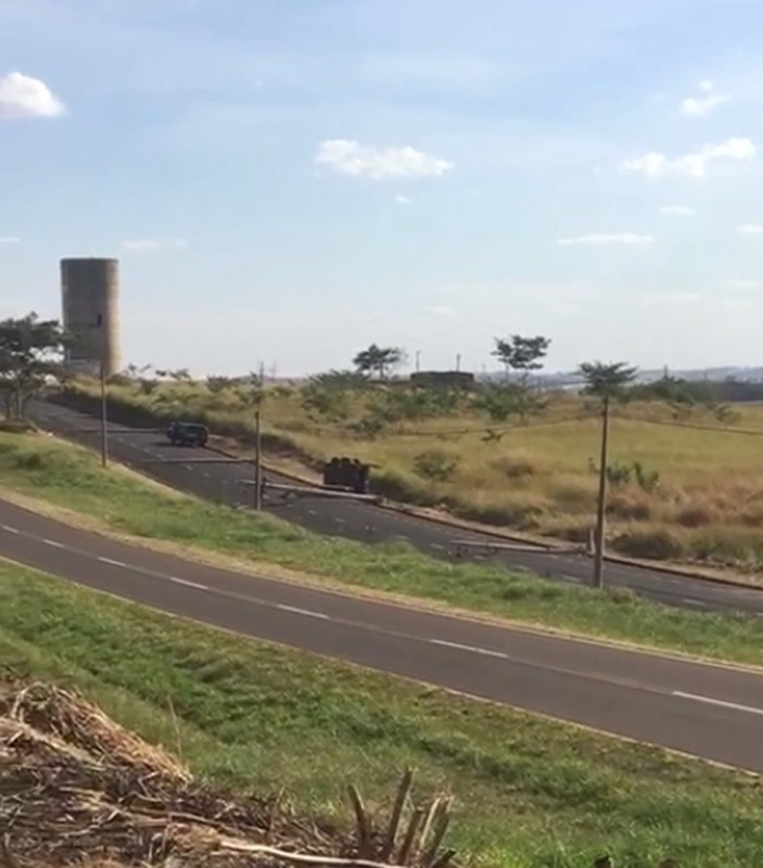 Acidente com carreta derruba postes 'em efeito dominó' em avenida de Rio Preto