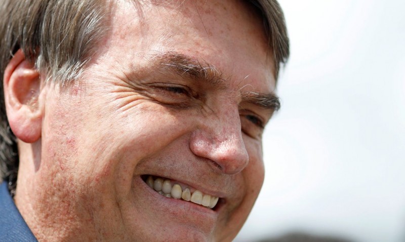 Bolsonaro cumprimenta apoiadores em ato em Brasília