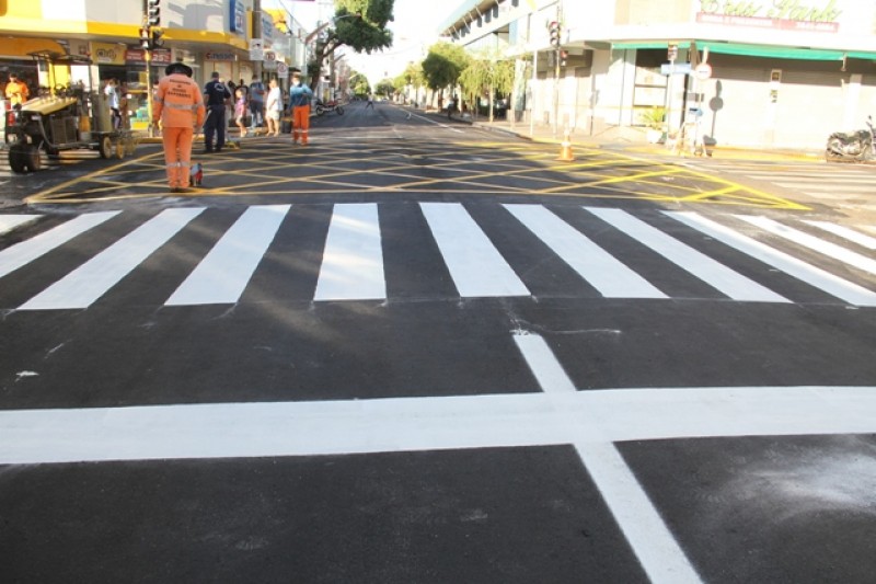 Rua Bento da Cruz, região central de Birigui, ganhou recapeamento e pintura de solo