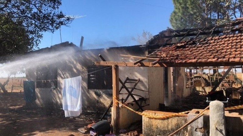 Criança morre carbonizada após casa pegar fogo em bairro rural de Guararapes