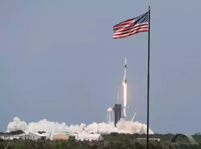 SpaceX lança foguete tripulado por dois astronautas rumo ao espaço