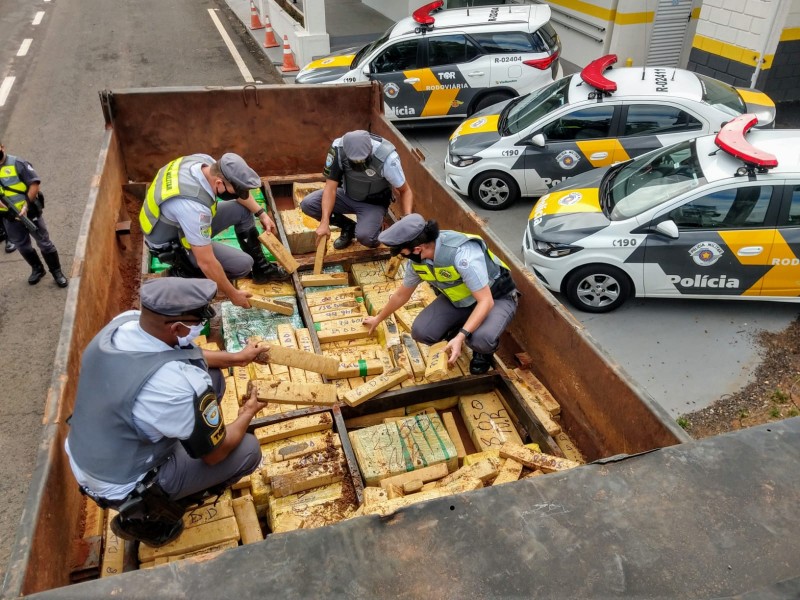 TOR encontra tijolos de maconha em fundo falso na carroceria de caminhão