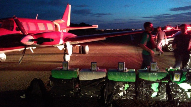 Avião carregado com 450 quilos de pasta base de cocaína é apreendido em aeroporto de Fernandópolis