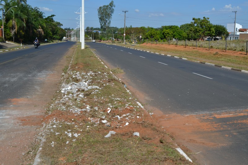 Motorista bate carro e derruba poste na Estrada Irmãos Buranello