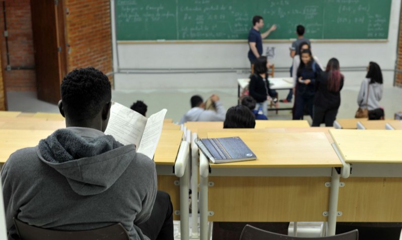 Pesquisa revela que 42% dos alunos podem abandonar faculdades privadas